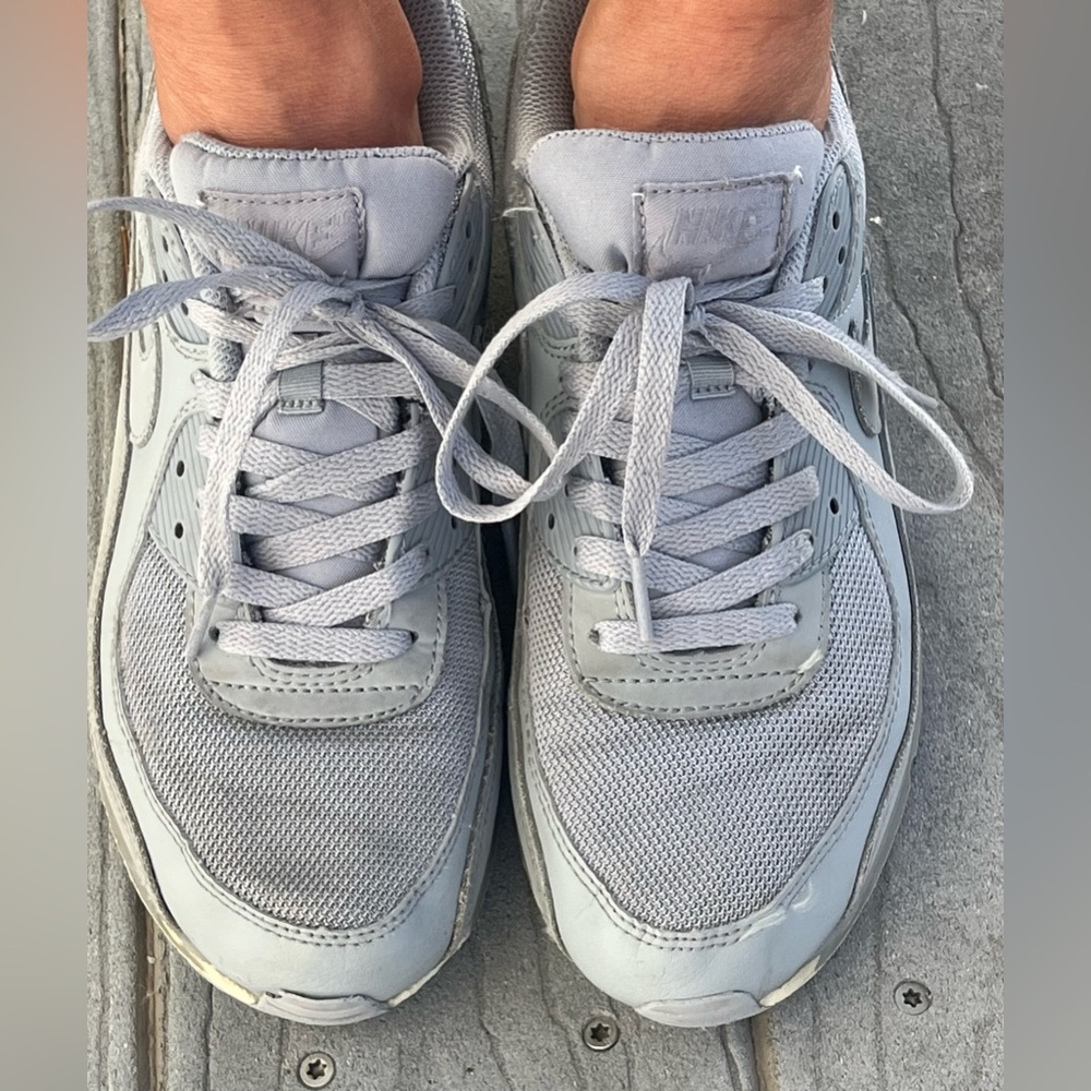 Nike Airmax 90’s men’s classic athletic sneaker.